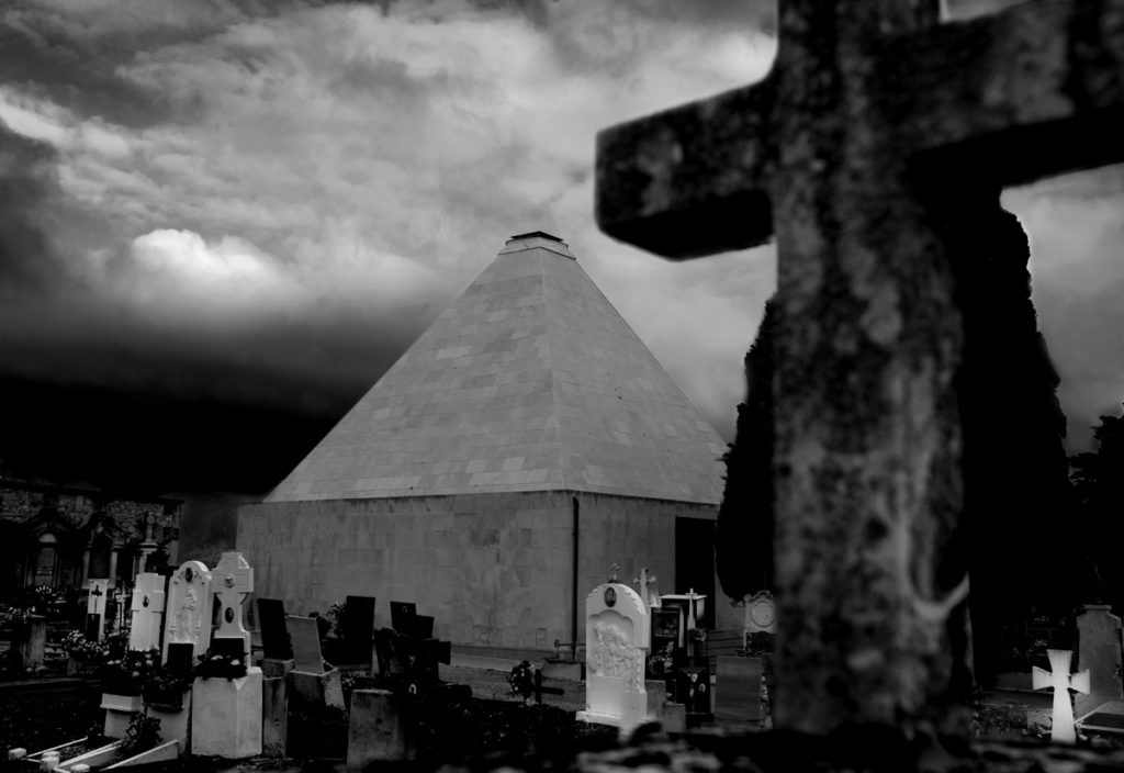 La mirada de Paco Grau i la piràmide del cementeri
