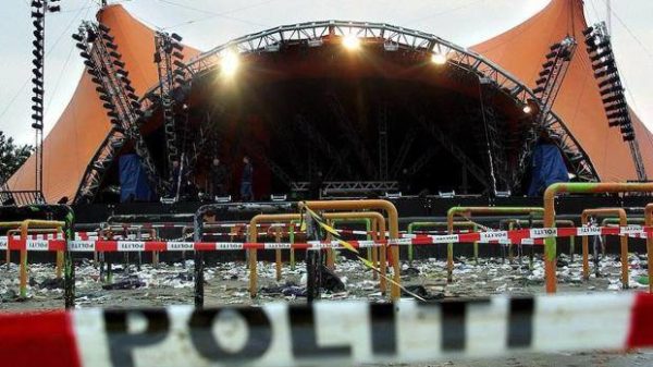 La policía local suspende un concierto que se celebraba en la Plaça de Dins tras comprobar que entre los componentes del grupo no se encontraba el músico Moisés Olcina