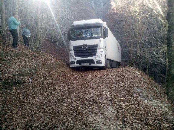 Un camionero de Tomelloso acaba atrapado en la cima del Menejador tras hacerse un lío en las obras de la rotonda de la salida a Alicante